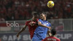 Manahati Lestusen saat berduel dengan pemain Teerasil Dangda pada laga Final Piala AFF 2016 di Stadion Pakansari, Bogor, (14/12/2016). (Bola.com/Nicklas Hanoatubun)
