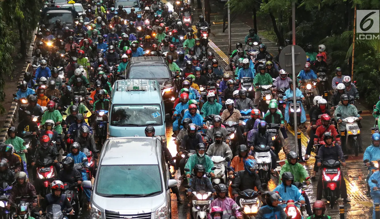 Kendaraan terjebak kemacetan di Jalan Jenderal Ahmad Yani, Jakarta, Selasa (2/4). Hujan deras yang mengguyur Jakarta menyebabkan sejumlah jalan tergenang banjir hingga mengakibatkan kemacetan. (Liputan6.com/JohanTallo)