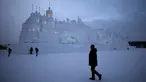 Sejumlah Pengunjung berjalan ditempat wahana es yang berda di kota utara Harbin, provinsi Heilongjiang , Cina, (5/1). Bangunan es yang dibuat menyerupai Istana dengan ukuran yang besar. (REUTERS/Aly Song)