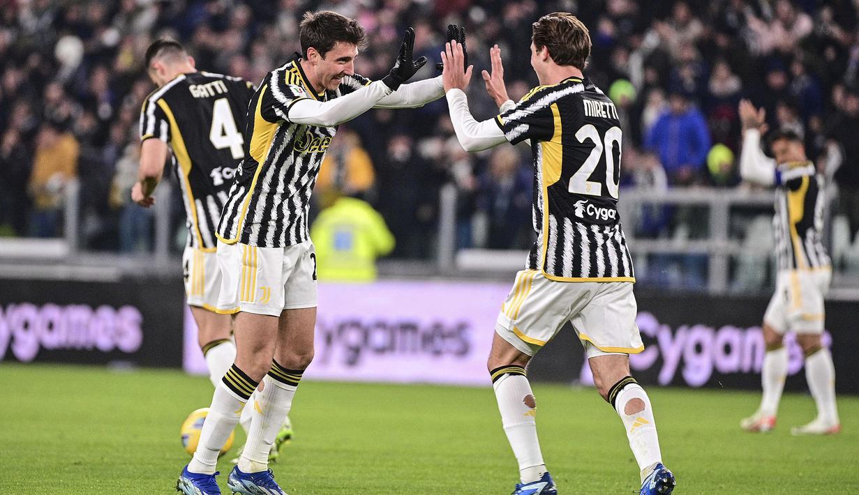 Selebrasi gelandang Juventus, Fabio Miretti (kanan) bersama Andrea Cambiaso setelah mencetak gol penyeimbang 1-1 ke gawang Salernitana pada laga babak 16 besar Coppa Italia 2023/2024 di Juventus Stadium, Turin, Jumat (5/1/2024) dini hari WIB. (dpa via AP Photo/Marco Alpozzi)