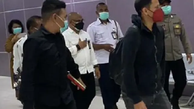Mendikbud Nadiem Makarim dan Stafsus Presiden Billy Mambrasar tiba di Sorong. (Istimewa)