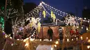 Umat Kristen mengunjungi kandang yang didekorasi khusus untuk perayaan Natal, di lingkungan Kristen Islamabad, Pakistan, Jumat (24/12/2021). (AP Photo/Anjum Naveed)
