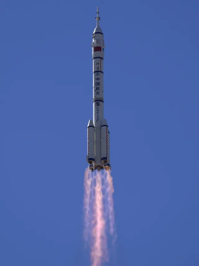 FOTO: China Sukses Luncurkan 3 Astronaut ke Stasiun Luar Angkasa