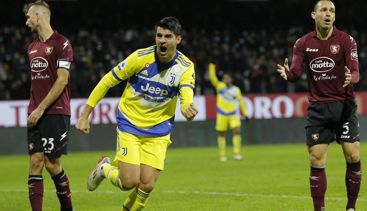 Alvaro Morata. Striker Spanyol berusia 29 tahun yang memasuki musim kedua memperkuat Juventus dengan status pinjaman dari Chelsea ini mampu mencetak 55 gol dan 37 assist. Pada akhir musim 2021/2022 ini kontraknya sebagai pemain pinjaman di Juventus akan berakhir. (AFP/Carlo Hermann)