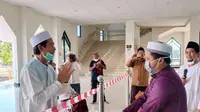 Penyerahan zakat fitrah di Masjid Raya Darussalam Palangka Raya. (Liputan6.com/ Roni Sahala)