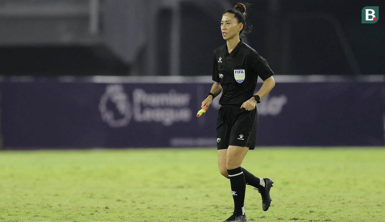 Ketegasan dan kemampuan yang mumpuni sebagai wasit wanita berstandar FIFA bukan tak mungkin ia akan menjadi bagian dari laga pamungkas di Piala Asia U-20 2023 yang akan berlangsung hari ini, Minggu (18/9/2022). (Bola.com/Ikhwan Yanuar)
