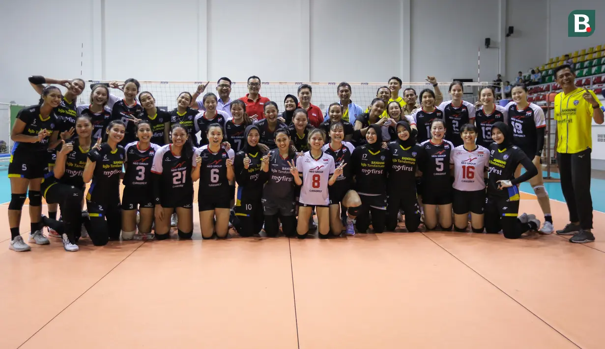 Laga pertama uji coba tersebut kemudian ditutup dengan foto bersama antara Timnas Voli Putri Singapura dan Bandung Bjb Tandamata. (Bola.com/Bagaskara Lazuardi)
