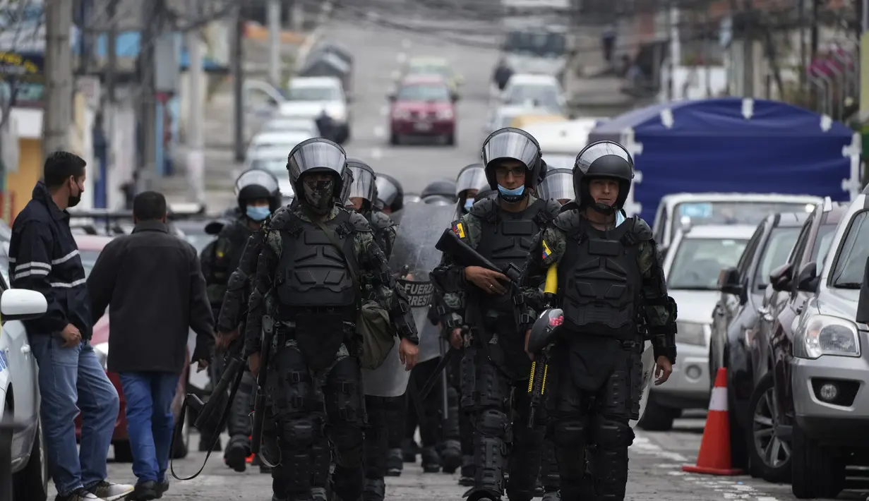 Polisi tiba di Pusat Penahanan Sementara Nomor 1 di mana terjadi kerusuhan di Quito, Ekuador (25/10/2021). Pihak berwenang melaporkan beberapa narapidana terluka. (AP Photo/Dolores Ochoa)
