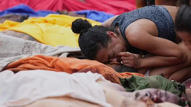 Seorang perempuan pada Rabu (29/10/2025), meratapi jenazah korban yang tewas sehari sebelumnya dalam operasi polisi yang menargetkan geng Red Command di favela Complexo da Penha, Rio de Janeiro, Brasil.