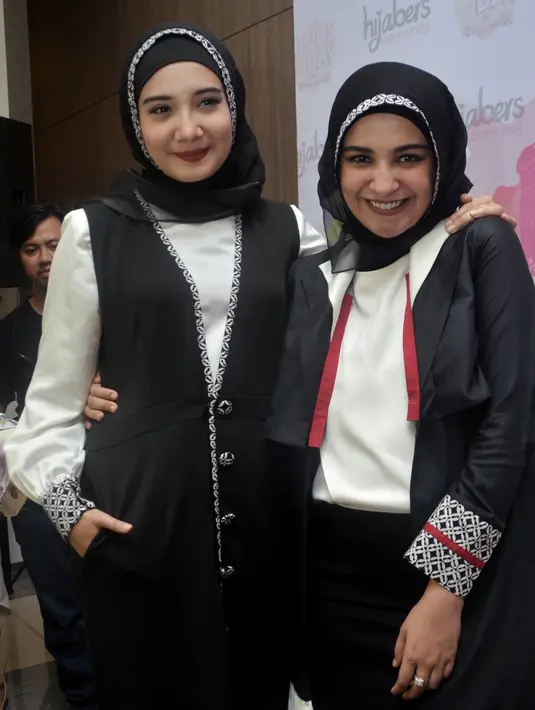 Artis cantik, istri dari Irwansyah juga terlihat hadir dalam acara Hijab Day 2016 tersebut. Dengan berlebel fesyen Zaskia Sungkar, ia menjual busana muslim berserta pernak-perniknya. (Adrian Putra/Bintang.com)