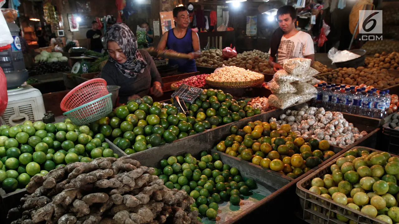 Aktivitas pedagang di pasar tradisional Senen, Jakarta Pusat, Rabu (24/5). (Liputan6.com/Angga Yuniar)
