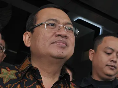 Mantan Wakil Ketua DPR 2009-2014 Priyo Budi Santoso usai diperiksa di gedung KPK, Jakarta, Rabu (10/5). Priyo diperiksa sebagai saksi kasus dugaan korupsi pengadaan Alquran di Kemenag Tahun Anggaran 2011-2012. (Liputan6.com/Helmi Afandi)