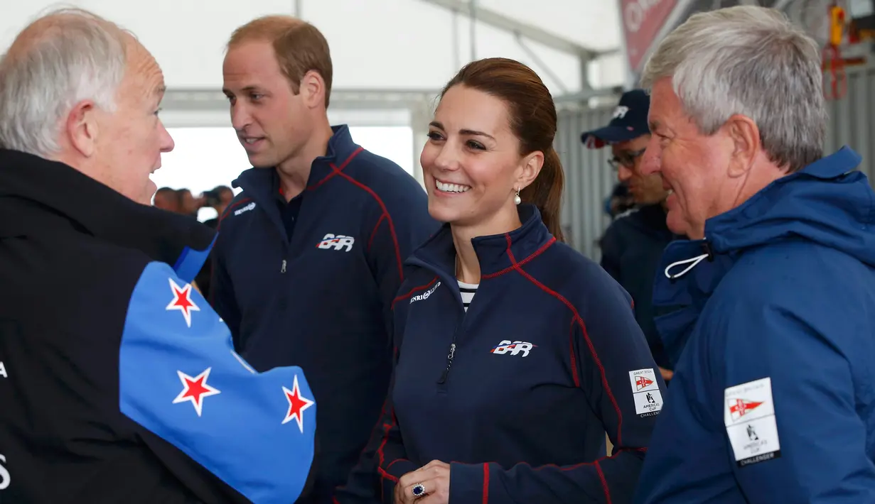 Kate Middleton bersama Pangeran William berbincang dengan para pejabat saat menghadiri America's Cup World Series setiba di markas Emirates Tim Selandia Baru di Royal Naval Dockyard, Inggris (26/7/2015). (REUTERS/Luke MacGregor)