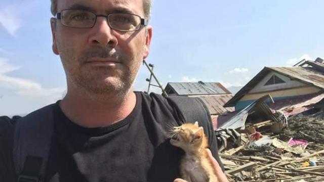 Selamatkan Kucing di Tengah Gempa, Aksi Pengungsi Ini Banjir Doa dan Pujian dari Warganet