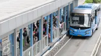 Bus Transjakarta melintas di Jalan Jendral Sudirman, Jakarta, Jumat (30/12). Rencananya pada malam tahun baru, bus Transjakarta akan beroperasi hingga pukul 02.00 WIB di semua koridor. (Liputan6.com/Yoppy Renato)
