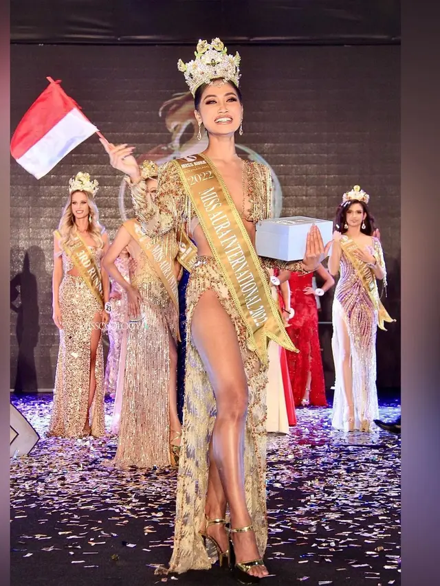 8 Potret Riskyana Hidayat Pakai Gaun Berlian di Malam Final, Raih Gelar Miss Aura International 2022