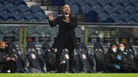 Pelatih Manchester City, Josep Guardiola, memberikan intruksi kepada para pemainnya dalam laga lanjutan Liga Champions 2020/21 Grup C melawan Porto di Dragao Stadium, Porto, Selasa (1/12/2020) waktu setempat. Manchester City bermain imbang 0-0 dengan Porto. (AFP/Miguel Riopa/Pool)