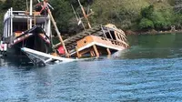 Foto : Beberapa kapal wisata di Labuan Bajo tenggelam karena tidak terurus pasca pandemi virus coorna (Liputan6.com/Ola Keda)