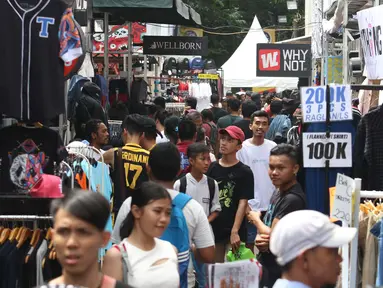 Keramaian pengunjung saat berburu produk fashion di ajang Jakcloth Summerfest 2018 di Senayan, Jakarta, Kamis (12/4). Jakcloth Summerfest 2018 menggratiskan pengunjung yang ingin masuk. (Liputan6.com/Angga Yuniar)