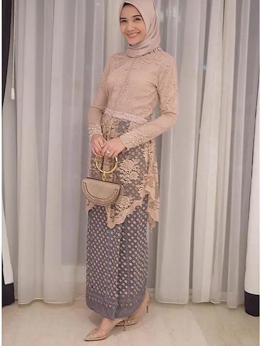 Tak hanya tampil kasual dan glamor, Zaskia juga cukup sering terlihat memakai kebaya seperti ini. Paras cantiknya sudah tak bisa mengalihkan pandangan suaminya. (Instagram/zaskiasungkar15)