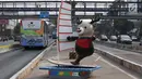 Patung maskot Asian Games 2018 menghiasi Jalan Sudirman, Jakarta, Rabu (8/8). Pemasangan maskot tersebut untuk menyemarakan penyelenggaraan Asian Games 2018 yang akan dibuka pada 18 Agustus 2018 mendatang. (Liputan6.com/Immanuel Antonius)