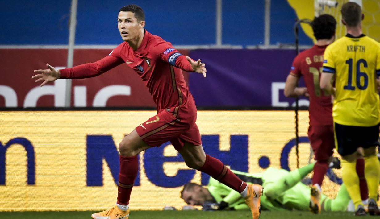 Penyerang Portugal, Cristiano Ronaldo, merayakan gol yang dicetaknya ke gawang Swedia pada laga UEFA Nations League di Stadion Friends Arena, Rabu (9/9/2020) dini hari WIB. Portugal menang 2-0 atas Swedia. (AFP/Janerik Henriksson/TT News Agency)