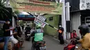 Sejumlah pemuda menjaga portal karantina wilayah menuju RW 10 di kawasan Tanah Kusir, Kelurahan Kebayoran Lama Selatan, Jakarta, Rabu (8/4/2020). Warga menerapkan akses satu pintu masuk pemukiman yang terdiri dari 12 RT tersebut untuk mencegah penyebaran corona COVID-19. (merdeka.com/Dwi Narwoko)