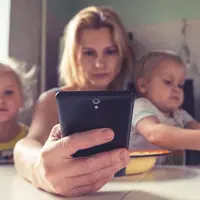 Mengurus anak dan melakukan kegiatan rumah tangga saat bekerja tidaklah mudah, simak tipsnya berikut ini. (Foto: Instagram.com/VItolda Klein).