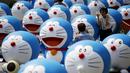 Sejumlah wisatawan saat berselfie di barisan patung Doraemon di Seoul, Korea Selatan,Senin (31/8/2015). Pameran ini menghadirkan seratus patung Doraemon  dengan berbagai pose yang berbeda. (REUTERS/Kim Hong – Ji)