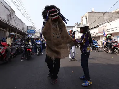 Reog dari daerah Ujung Berung ini turut meramaikan Pawai Persib Juara Piala Presiden di jalanan kota Bandung, Minggu (25/10/2015). (Bola.com/Nicklas Hanoatubun)