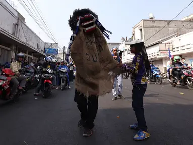 Reog dari daerah Ujung Berung ini turut meramaikan Pawai Persib Juara Piala Presiden di jalanan kota Bandung, Minggu (25/10/2015). (Bola.com/Nicklas Hanoatubun)