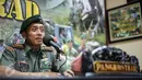Pangkostrad Letnan Jendral Mulyono memberikan keterangan terkait kasus penusukan anggota Brigif L-3/k  di Media Center Kostrad, Jakarta, Senin (13/7). Mulyono menyerahkan sepenuhnya pengusutan kasus tersebut kepada kepolisian. (Liputan6.com/Faizal Fanani)