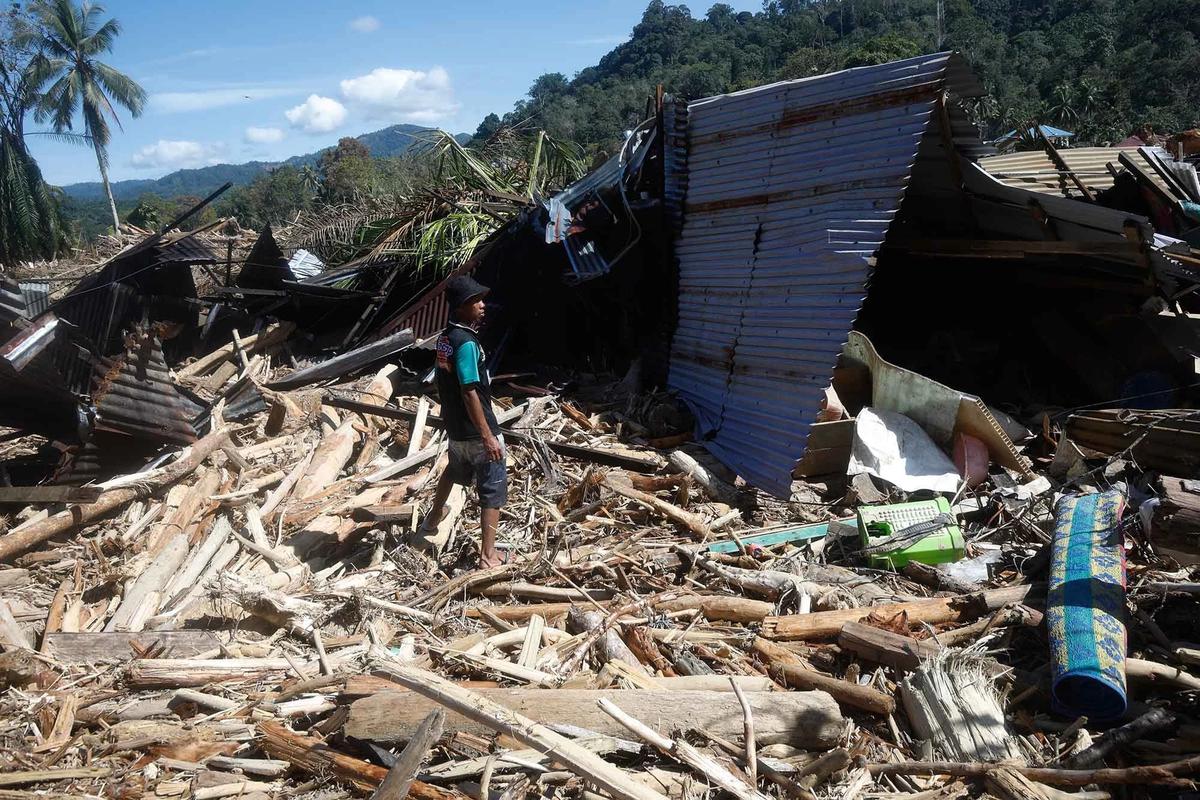 FOTO: Potret Kayu Gelondongan Hancurkan Rumah dan Fasilitas Warga