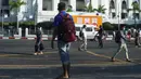 Orang-orang berjalan melewati Balai Kota sehari setelah militer Myanmar merebut kekuasaan, Yangon, Myanmar, Selasa (2/2/2021). Militer Myanmar menahan pemimpin yang terpilih secara demokratis Aung San Suu Kyi dan memberlakukan keadaan darurat satu tahun. (STR/AFP)