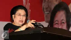 Ketua Umum PDIP Megawati Soekarnoputeri saat memberikan sambutan di Wisma Kinasih, Jawa Barat, Selasa (21/7/2015). Sekolah partai calon kepala daerah angkatan kedua yang berlangsung 21-24 Juli 2015 itu diikuti 136 peserta (Liputan6.com/Helmi Afandi)