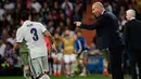 Pelatih Real Madrid, Zinedine Zidane mengintruksikan para pemainnya saat berhadapan dengan Legia Warsawa pada Liga Champion di stadion Santiago Bernabeu, Spanyol, (18/10). Madrid menang telak atas Legia dengan skor 5-1. (AFP Photo/Pierre-Philippe Marcou)