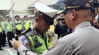 Ada gelar yang diberikan kepada Bripda Yoga Vernando, polisi yang dipukuli anggota TNI, Serda Wira. (Liputan6.com/M Syukur)