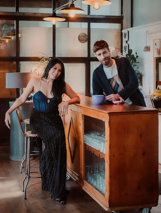 Anggun C Sasmi tampil cantik dengan gaun panjang. Di potret ini ia mengenakan gaun dengan model bustier yang memiliki tali tipis dengan rok pleated panjang. [instagram/anggun_cipta]