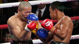 Daud Yordan kemudian bangkit dan terjadi jual beli pukulan dengan Yoshitaka Kato. (Bola.com/Nicklas Hanoatubun)