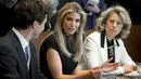 Ivanka Trump berbincang dengan Menteri Kanada, Justin Trudeau saat rapat di Gedung Putih, Washington, (13/2). Pertemuan berdiskusi dengan pengusaha wanita dan pelaku bisnis. (AFP Photo / Saul Loeb)