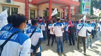 Bikin Kecewa, Massa Buruh Segel Kantor Disnaker Tuban