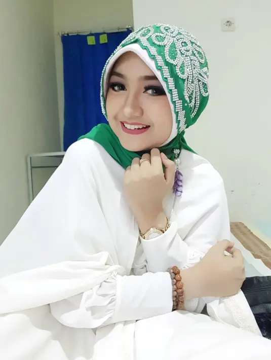 Mengenakan hijab warna hijau dan dipadu dengan gaun yang berwarna putih membuatnya semakin terlihat elegan. (Liputan6.com/IG/@jihanaudy123_real)