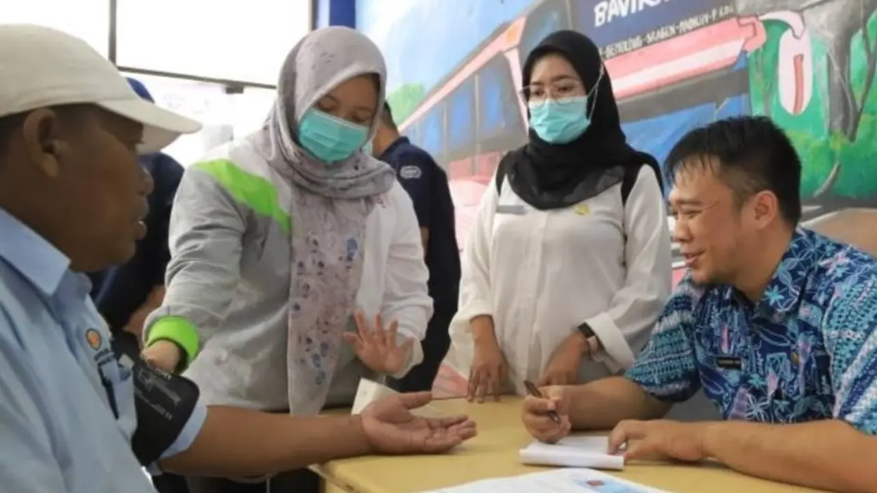 Puluhan sopir bus Antar Kota Antar Provinsi (AKAP) di Terminal Poris Plawad, Tangerang, jalani tes kesehatan sebelum mereka mengangkut penumpang, Jumat (5/4/2024).