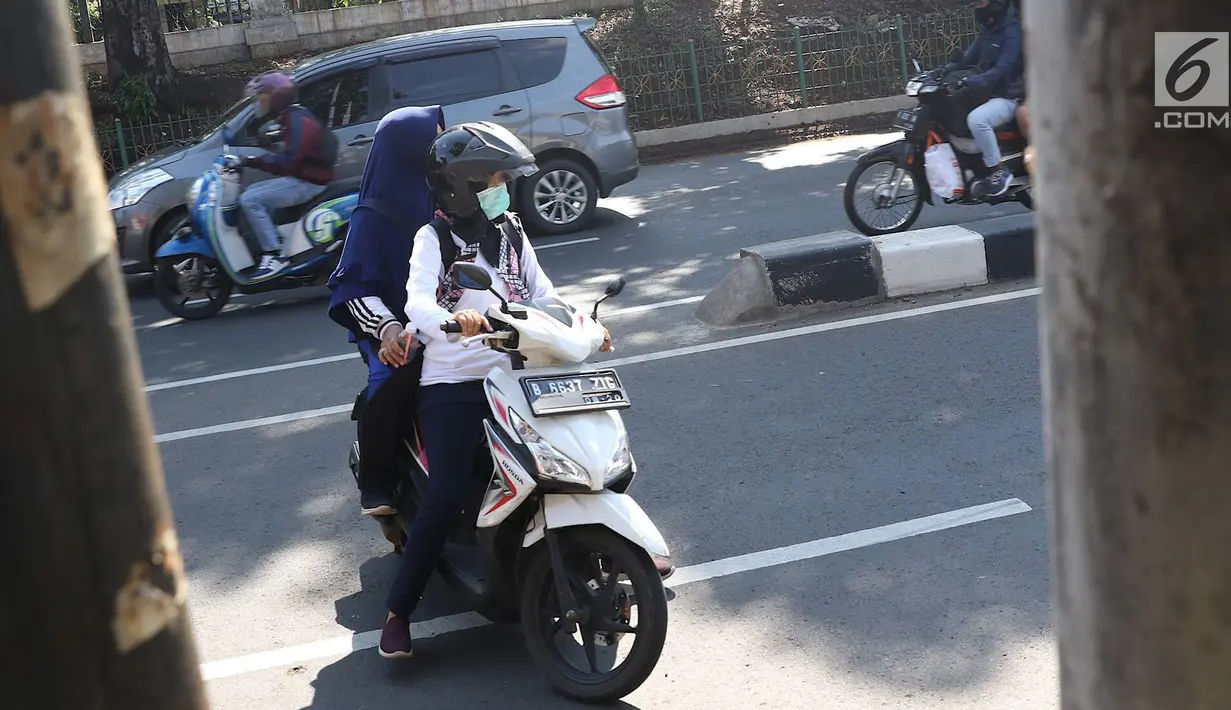 Pengendara sepeda motor memutar balik dan melawan arus di kawasan Jagakarsa, Jakarta, Minggu (6/1). Jauhnya akses putar balik menyebabkan para pemotor nekat melawan arah, meskipun membahayakan keselamatan. (Liputan6.com/Immanuel Antonius)