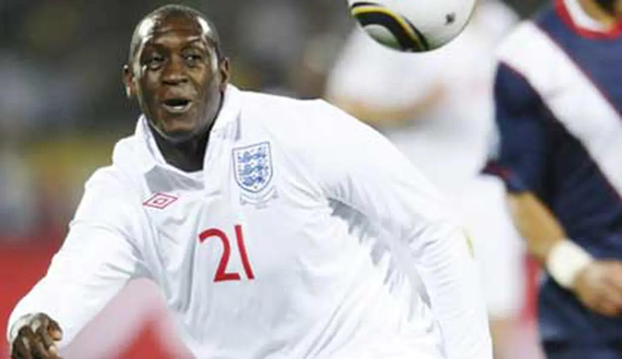 Gaya striker Inggris Emile Heskey di laga penyisihan Grup C PD 2010 melawan AS di Royal Bafokeng Stadium, Rustenburg, 12 Juni 2010. AFP PHOTO / TIMOTHY A. CLARY 