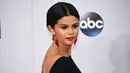 Artis Selena Gomez menghadiri American Music Awards di Los Angeles, California, 23 November 2014. Selena mengatakan dirinya menjalani kemoterapi setelah didiagnosis menderita penyakit lupus. (AFP PHOTO/Frederic J. BROWN)