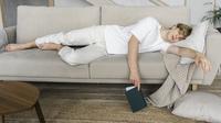 Ilustrasi tidur di sofa, bermimpi. (Photo Copyright by Freepik)