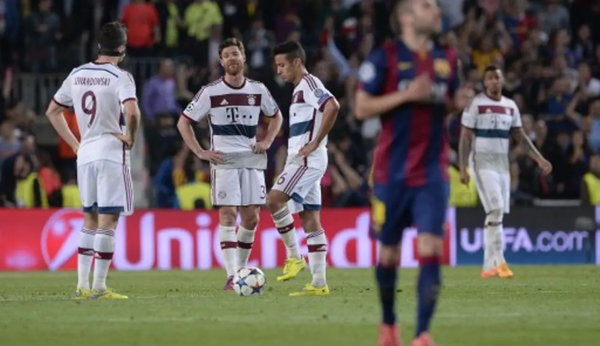 Ekspresi pemain-pemain Bayern Muenchen setelah kebobolan oleh Barcelona dalam semifinal Liga Champions di Stadion Camp Nou, Barelona, (6/5/2015). Munchen kalah 0-3 dari Bercelona. (AFP/Joseph Lago)