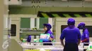 Pekerja tengah mengepak produksi popok bayi di Cikarang, Kamis (21/4).Varian popok yang dibuat merupakan pengembangan dari teknologi Jepang yang menghasilkan popok bayi yang ringan dan nyaman. (Liputan6.com/Angga Yuniar)