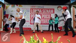 Menpora Imam Nahrawi (tengah) mengikuti demo senam usai membuka Lomba Senam Poco-Poco Nusantara di Jakarta, Jumat (12/2/2016). Lomba ini memperebutkan piala Ibu Negara RI dan piala Menpora. (Liputan6.com/Helmi Fithriansyah)